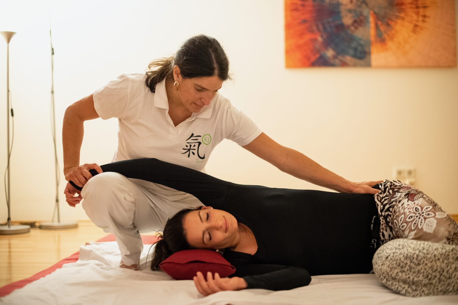 Miriam Mayr dehnt ihre Klientin im Shiatsu