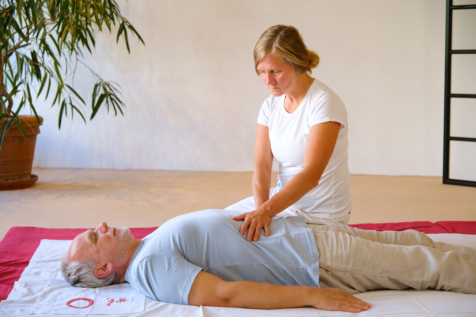 Beginn einer Shiatsu-Behandlung am Hara
